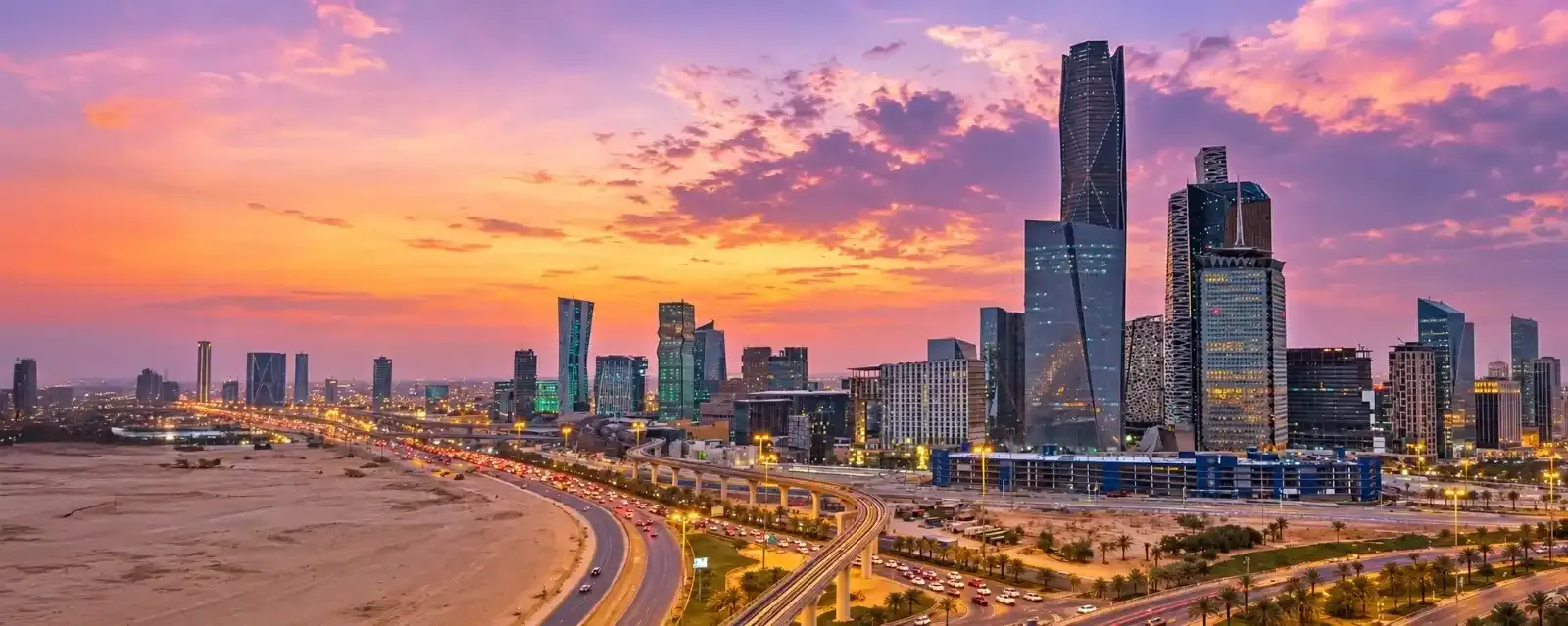 فريق أعمار التوريد يدير عمليات التوريد داخل مستودع حديث